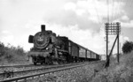 38 3650 mit einem typischen Nahverkehrszug aus B3yg-Wagen sowie angehängten Expressgut- und Postwagen bei Böblingen. (19.08.1968) <i>Foto: Burkhard Wollny</i>