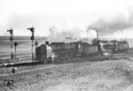 39 042 und eine unbekannte Schwestermaschine verlassen den Bahnhof Eutingen. (1938) <i>Foto: RVM (Ulmer)</i>