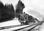 39 199 mit einer unbekannten Schwesterlok vor einem Schnellzug im winterlichen Rohrer Wald bei Stuttgart. (1937) <i>Foto: RVM (Ulmer)</i>