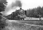 39 207 mit einem Schnellzug auf dem steigungsreichen Streckenabschnitt zwischen Stuttgart West und Vaihingen. (1937) <i>Foto: RVM (Ulmer)</i>