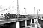 38 3080 (Bw Heilbronn) mit E 4890 nach Stuttgart (an 15.25 Uhr) auf der Brücke über dem Neckarkanal in der Westausfahrt des Heilbronner Hauptbahnhofs, den der Zug planmäßig um 14.23 Uhr verließ. (24.05.1959) <i>Foto: Helmut Röth</i>