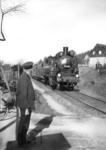 75 535 passiert einen unbekannten Schrankenposten in Sachsen. (1930) <i>Foto: RVM</i>