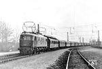 Die fabrikneu am 15.02.1936 dem Bw München Hbf zugeteilte E 18 07 mit einem Messzug im Bahnhof Gabelbach zwischen Günzburg und Augsburg. Die Messfahrten fanden zur Überprüfung der Leistungsfähigkeit der Lok vom 3. bis 6. März 1936 statt. Sie galten der Erprobung der E 18 mit hohen Anhängelasten in den Plänen von D- bzw. FD-Zügen. Zwischen München und Stuttgart wurden zwei Züge mit einer Last von 681 t bzw. 685 t gefahren. Dabei wurden Fahrleistungen bis 4.740 kW (6.450 PS) erzielt, ohne dass die Temperaturen der zu kühlenden Komponenten überschritten wurden. Die Hochleistungsmessfahrten bestätigten damit, dass die E 18 in der Lage war, 12 bis 14 Wagen in den Schnellzugfahrplänen ohne Überlastung zu fahren. E 18 07 war kein langes Leben beschieden, sie wurde bereits nach 8 Einsatzjahren nach einem Bahnübergangsunfall in Langweid (Lech) am 14.09.1944 abgestellt und mit Verfügung OBL USZ 31.1 Fu vom 17. November 1945 beim Bw München Hbf ausgemustert. (03.03.1936) <i>Foto: RVM (Werkfoto)</i>