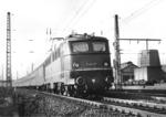 Die heutige Museumslok E 10 121 hat mit einem Schnellzug soeben den Oberhausener Hauptbahnhof verlassen und befindet sich auf dem Weg nach Gelsenkirchen. (15.03.1960) <i>Foto: Willi Marotz</i>