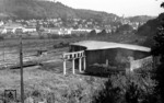 Blick auf Bahnbetriebswerk und Bahnhof Horb. Im Bw räuchert 38 2366 vor sich hin. (23.08.1968) <i>Foto: Burkhard Wollny</i>