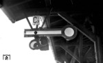 Ungewöhnliches Zwischensignal am Bahnsteigdach des Gleises 7 im Bahnhof Böblingen. (30.03.1968) <i>Foto: Burkhard Wollny</i>