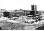 Blick auf den neuen Oberhausener Hbf, der von 1930 bis 1934 im Stil der Klassischen Moderne erbaut wurde. Der Oberhausener Architekt Schwingel und der Reichsbahnoberrat Karl Herrmann der Reichsbahndirektion Essen entwarfen das heutige Gebäude mit einer klaren und ruhigen kubistischen Formensprache.Im Zweiten Weltkrieg wurde der Bahnhof mehrfach von Bomben und Luftminen getroffen und schwer beschädigt. Das Empfangsgebäude konnte erst 1954 in stark veränderter Form wieder in Betrieb genommen werden. (1934) <i>Foto: RVM</i>