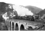Eine badische G 12 (Baureihe 58) und eine preußische P 8 (Baureihe 38.10) überqueren das 150 m lange Viadukt über das Reichenbachtal in Hornberg auf der badischen Schwarzwaldbahn. (1930) <i>Foto: RVM</i>