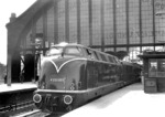 Die neue V 200 003 glänzt vor dem F 1 ("Hanseat") nach Kiel im Bahnhof Hamburg-Dammtor. (05.1954) <i>Foto: Walter Hollnagel</i>