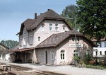 Das Empfangsgebäude von Meckenbeuren an der Strecke Ulm - Friedrichshafen. Hier zweigte auch die Nebenbahn nach Tettnang ab. (18.05.1982) <i>Foto: Peter Schiffer</i>