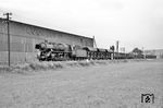 44 597 (Bw Dillenburg) mit einem Güterzug vor den Röchlingstahlwerken (später Buderus Edelstahl) zwischen Wetzlar und Aßlar. (16.06.1959) <i>Foto: Helmut Röth</i>