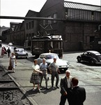 Ein Arbeitswagen der Bogestra passiert den Bahnübergang Kurt-Schumacher-Straße (Po 7) in Gelsenkirchen-Schalke. (1960) <i>Foto: Slg. Eisenbahnstiftung</i>