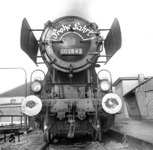 50 2843 vom Bw Wanne-Eickel vor einem Kindersonderzug im Bahnhof Attendorn. (1955) <i>Foto: Willi Marotz</i>