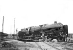 Die frisch ausgebesserte Kasselaner 01 046 mit angebrachtem Indiziergerät und neunem Tender der Serienbauart 2'2'T 34 auf der Drehscheibe des RAW Frankfurt-Nied. (1938) <i>Foto: Siegfried Born</i>