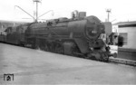 01 236 wartet vor D 237 nach Nürnberg im Stuttgarter Hauptbahnhof auf Ausfahrt. Sie wurde 1939 aus der Vierzylinderverbundlok 02 007 in die Zwillingsmaschine 01 236 umgebaut und war bis zu ihrer Ausmusterung am 04.03.1966 ununterbrochen in Hof stationiert. (30.05.1953) <i>Foto: A. E.  Durrant</i>