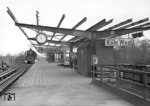 03 1051 durcheilt vor F 10 "Rheingold" den Bahnhof Köln-West, dessen Bahnsteigdächer gerade eine Generalsanierung erhalten. (1953) <i>Foto: Fischer</i>