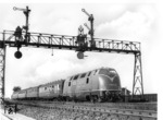 V 200 002 passiert mit F 4 ("Senator") die markante Signalbrücke bei Hamburg-Harburg. (12.07.1955) <i>Foto: Walter Hollnagel</i>