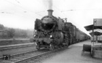 18 539 vor einem Schnellzug in Regensburg Hbf. Im Rahmen des DB-Modernisierungsprogramms wurde sie kurz nach dieser Aufnahme in 18 629 umgebaut. (16.04.1954) <i>Foto: A. E.  Durrant</i>