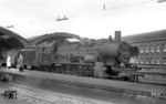 Die beim Bw Bonn stationierte 38 1251 ist soeben mit einem Personenzug in Köln Hbf eingetroffen. (31.08.1957) <i>Foto: A. E.  Durrant</i>