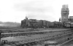39 179 (Bw Koblenz/Mosel) + 03 182 (Bw Mainz) laufen vor einem Schnellzug über die Hohenzollernbrücke in den Kölner Hauptbahnhof ein.  (26.02.1954) <i>Foto: A. E.  Durrant</i>