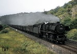44 1526 (Bw Bebra) rollt mit einem beladenen Kohlezug am Drasenberg bei Elm südwärts. (16.09.1958) <i>Foto: Brian Bittner</i>
