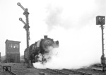 Ausfahrt frei für 50 2704 (Bw Bochum-Dahlhausen) in Dortmund Rbf. (11.1957) <i>Foto: Willi Marotz</i>