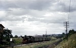 Die Baureihe 66 war die vorletzte Lokomotivserie, die im Zuge des DB-Neubauprogramms gebaut wurde. Aufgrund des voranschreitenden Strukturwechsels mit der Umstellung auf Diesellokomotiven wurden nur zwei Exemplare gebaut. Hier läuft 66 001 mit einem Personenzug in den Bahnhof Frankfurt-Bonames ein. (16.08.1959) <i>Foto: Brian Bittner</i>