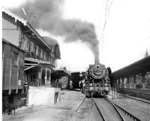 85 001 (Bw Freiburg) hat im Bahnhof Hinterzarten (885 m) fast den Scheitelpunkt (893 m) auf der Höllentalbahn erreicht. (06.09.1959) <i>Foto: A. E.  Durrant</i>