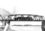 Nachdem im April 1945 deutsche Truppen die vier Überbauten der Brücke sprengten, begann im Juli 1945 der eingleisige Wiederaufbau, der bereits nach sechs Wochen beendet war. Auf dem Foto überquert eine Lok der Baureihe 52 die wiederaufgebaute Brücke. (1947) <i>Foto: Slg. Eisenbahnstiftung</i>