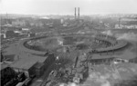 Blick vom Wasserturm auf die Doppeldrehscheibe des Bw Hamburg-Altona. Auf der Scheibe wird 03 013 gedreht. (06.06.1958) <i>Foto: Walter Hollnagel</i>