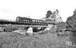 30 Jahre nach Carl Bellingrodts Aufnahme (vgl. Bild-Nr. 54464) hat die Altmühlbrücke bei Dollnstein nichts von ihrem Reiz verloren, als 118 012 mit E 3282 nach Treuchtlingen vorüberzieht. (30.05.1982) <i>Foto: Frank Lüdecke</i>