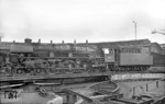 01 1105 (mit Kranzschornstein) auf der markanten Doppel-Drehscheibe des Bw Hamburg-Altona. (26.08.1957) <i>Foto: Walter Hollnagel</i>