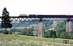 Der dampffreie 31. Mai 1985 wurde wieder dazu genutzt, den Planbetrieb aufzunehmen. Diesmal ging es an die Strecke Nürnberg - Regensburg, wo 140 800 und 140 811 gerade mit einem leeren Gag die Laberbrücke bei Deining überqueren. (31.05.1985) <i>Foto: Joachim Bügel</i>