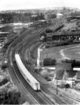 Blick von der Hochbrücke über den Nord-Ostsee-Kanal auf VT 10 501 ("Senator"), der im Rahmen einer Pressefahrt im Bahnhof Rendsburg unterwegs ist. (14.05.1954) <i>Foto: Walter Hollnagel</i>