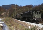 144 507 vor N 5515 (Freilassing-Berchtesgaden) am Saalachufer bei Gmundbrücke. (20.10.1977) <i>Foto: Peter Schiffer</i>