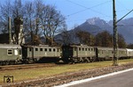 144 505 (links) vor N 5513 (Freilassing-Berchtesgaden) begegnet der einfahrenden 144 504 vor N 5512 nach Freilassing im Bahnhof Bischofswiesen. (20.10.1977) <i>Foto: Peter Schiffer</i>
