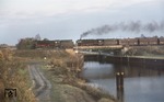 Zwei unbekannte 043 (44 öl) überqueren mit dem leeren 4000t-Erzzug Gag 57519 die Küstenkanalbrücke bei der Schleuse Dörpen auf dem Weg nach Emden. (09.11.1976) <i>Foto: Peter Schiffer</i>
