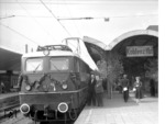 E 10 121 vor dem Eröffnungszug des elektrischen Zugbetriebs Remagen - Koblenz - Ludwigshafen im Bahnhof Koblenz Hbf. (29.05.1958) <i>Foto: Fischer</i>