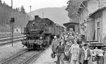Um weiter in Richtung Eibenstock zu kommen, mussten die Reisenden seit 27. September 1975 in Blauenthal in den Bus umsteigen. Viele Berufspendler sind aus Aue mit 86 1245 angekommen und nehmen nun den Weg zur Gummibahn. (07.1976) <i>Foto: Burkhard Wollny</i>