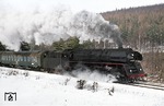01 0501 (01 501) vor D 207 (Frankfurt/M - Warschau) bei Hönebach auf dem Weg nach Eisenach. (28.02.1973) <i>Foto: Peter Schiffer</i>