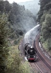 Blick vom Tunnelportal des Hönebacher Tunnels auf 01 0501, die kurze Zeit später mit D 1099 (Frankfurt/M - Frankfurt/O) im Tunnel verschwinden wird. (11.09.1971) <i>Foto: Peter Schiffer</i>
