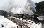 Gemeinsam führen 01 0534 + 01 0529 den D 197 (Mönchengladbach - Leipzig) die Steigung bei Ronshausen hinauf. (28.02.1973) <i>Foto: Peter Schiffer</i>