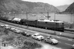 E 40 329 überholt die an einem (heute nicht mehr vorhandenen) Bahnübergang wartenden Autos bei Hirzenach auf der linken Rheinstrecke. (02.08.1961) <i>Foto: Slg. Eisenbahnstiftung</i>