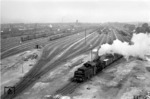 Beim Südberg rangiert unterhalb des neuen Drucktasten-Stellwerks„Wsf“ am 26. September 1958 die 55 5185 einige offene Güterwagen.Vor dem Hintergrund der vollzogenen strukturellen Veränderungenim Ruhrgebiet erübrigt sich beinahe der Hinweis, dass vom einstigenVerschiebebahnhof in Duisburg-Wedau kaum etwas geblieben ist. (26.09.1958) <i>Foto: Willi Marotz</i>