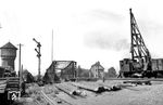 Rammarbeiten zum Bau der neuen Klappbrücke über die Hunte in Oldenburg. Die Bauarbeiten unterstützt eine pr. T 3 (89 7399). Die Lok war bis zum 14.11.1951 beim Bw Vbf stationiert und anschließend als Werklok 3 im Aw Oldenburg tätig.  (08.1950) <i>Foto: Quebe</i>