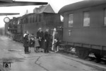 Nikolausbesuch am Personenzug mit 50 975 im Bahnhof Köln-West. Im Gegensatz zu Hannover (vgl. Bild 5502) fiel im Rheinland das Presseinteresse eher gering aus. (06.12.1949) <i>Foto: Fischer</i>