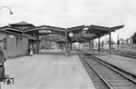 Bahnhofsensemble in Niederlahnstein. Am Bahnsteigdach finden Vermessungsarbeiten für die anstehenden Elektrifizierungsarbeiten der rechten Rheinstrecke statt. Leider führten diese zum Ergebnis, dass man auf alle sichtbaren Hochbauten verzichten konnte. (1957) <i>Foto: Slg. Eisenbahnstiftung</i>