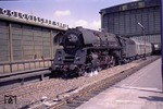 01 0504-9 verlässt mit dem Hamburger Schnellzug D 1332 den Bahnhof Berlin-Zoologischer Garten. (10.07.1972) <i>Foto: Joachim Bügel</i>