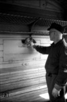 Innenrenigung eines preußischen Abteilwagens im Bww Oldenburg. (24.09.1952) <i>Foto: Quebe</i>