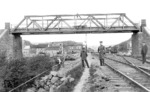 Der Bahnhofsvorstand von Lissendorf präsentiert sich auf den Gleisen der Eifelbahn Köln - Trier dem Fotografen. Zusätzlich zweigte hier die Ahrtalbahn in Richtung Dümpelfeld ab. Die Brücke im Vordergrund gehört allerdings zur Bahnhofsstraße. (1902) <i>Foto: RVM-Archiv</i>
